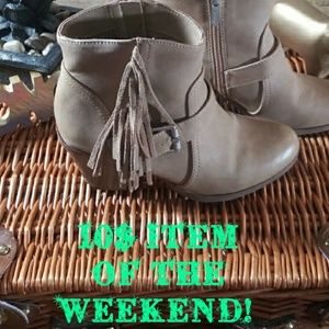 💝🎊LIMITED TIME ONLY 💝🎊 Circus boots sz 6.5 tan